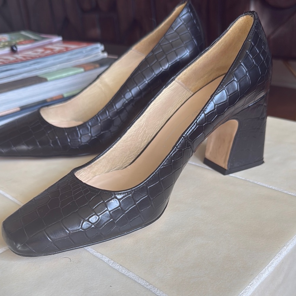 Intentionally blank black faux snakeskin women’s pumps